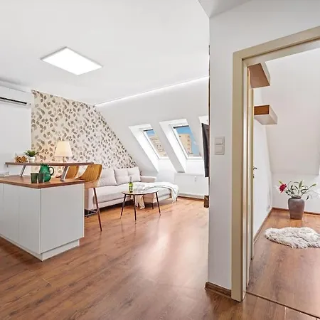 Apartman V Centre S Vyhladom Na Hrad A Parkovanim