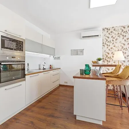 V Centre S Vyhladom Na Hrad A Parkovanim Apartman Pozsony