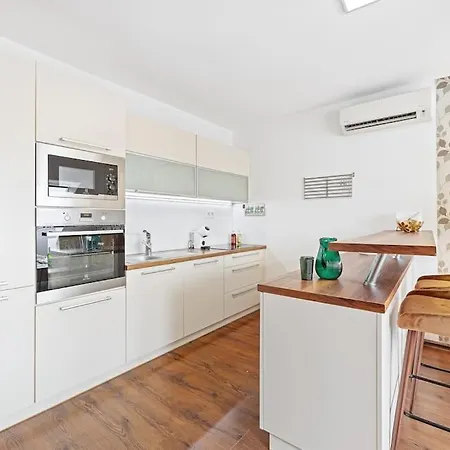 Appartamento V Centre S Vyhladom Na Hrad A Parkovanim Bratislava