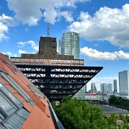 V Centre S Vyhladom Na Hrad A Parkovanim Apartman *