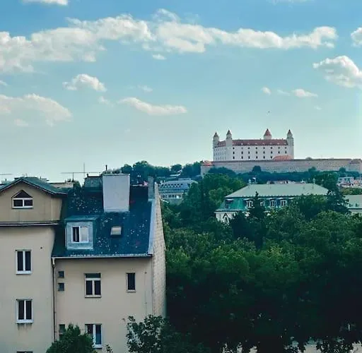 Apartment V Centre S Vyhladom Na Hrad A Parkovanim