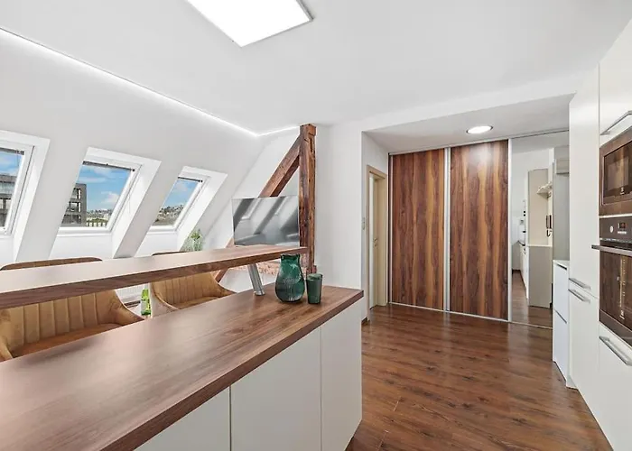 V Centre S Vyhladom Na Hrad A Parkovanim Bratislava