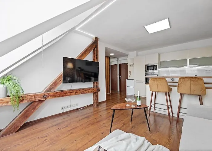 V Centre S Vyhladom Na Hrad A Parkovanim Apartment