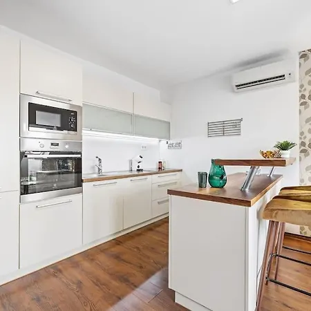 V Centre S Vyhladom Na Hrad A Parkovanim