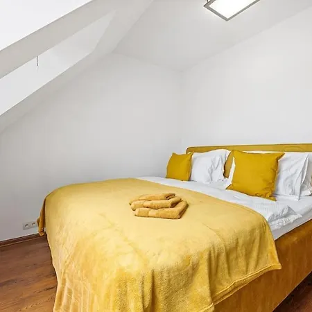 V Centre S Vyhladom Na Hrad A Parkovanim 公寓 *