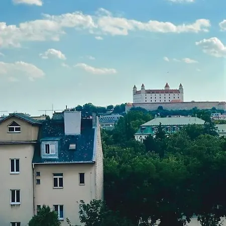 公寓 V Centre S Vyhladom Na Hrad A Parkovanim
