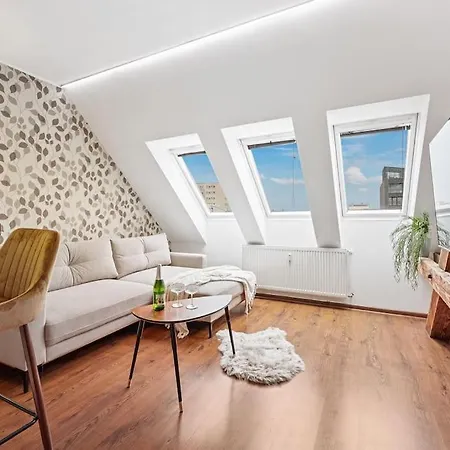 V Centre S Vyhladom Na Hrad A Parkovanim