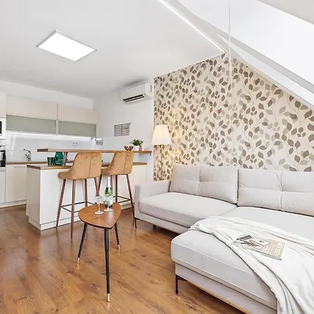 V Centre S Vyhladom Na Hrad A Parkovanim Bratislava