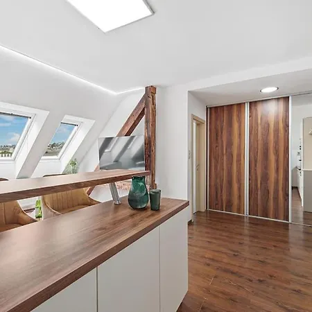 V Centre S Vyhladom Na Hrad A Parkovanim Bratislava