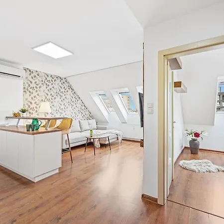 V Centre S Vyhladom Na Hrad A Parkovanim * Bratislava